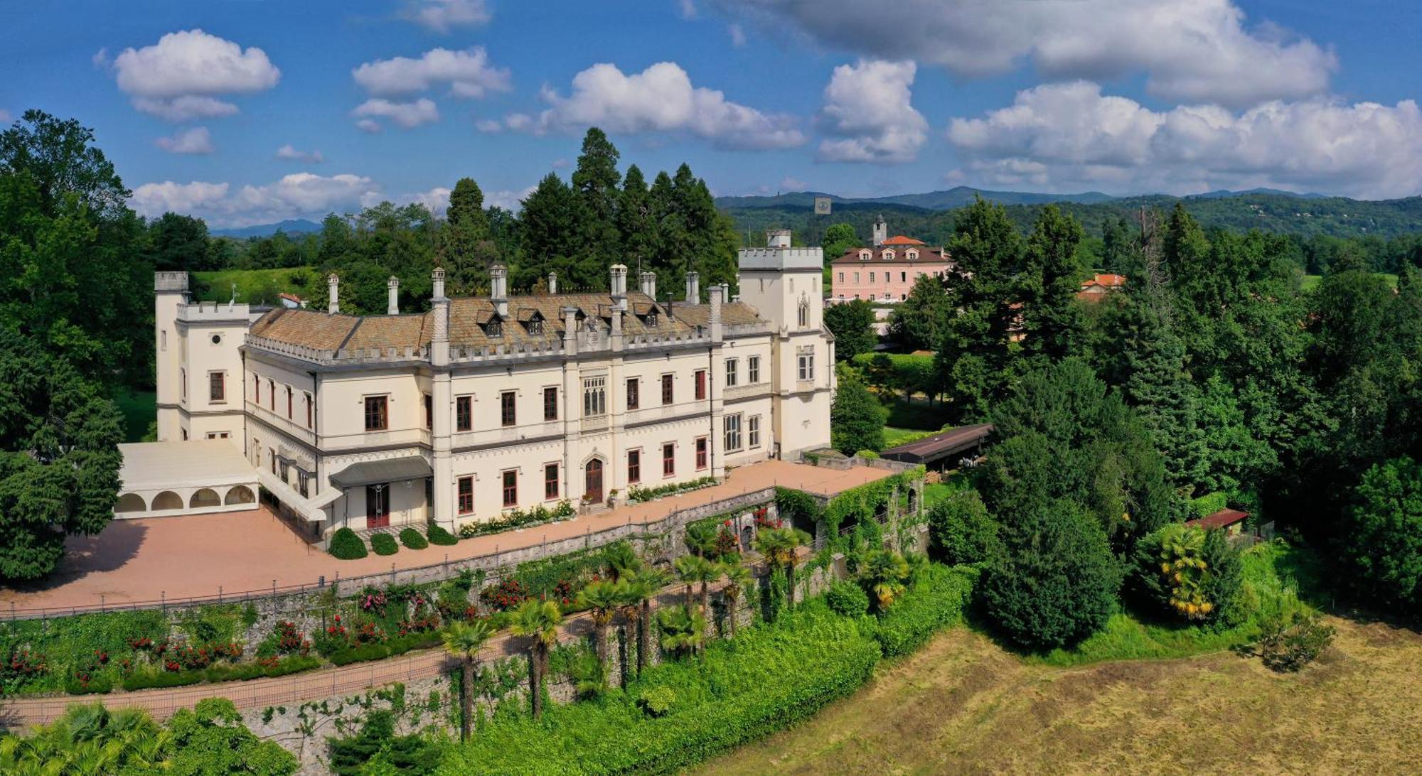 Castello Dal Pozzo Hotel Oleggio Castello Exterior foto