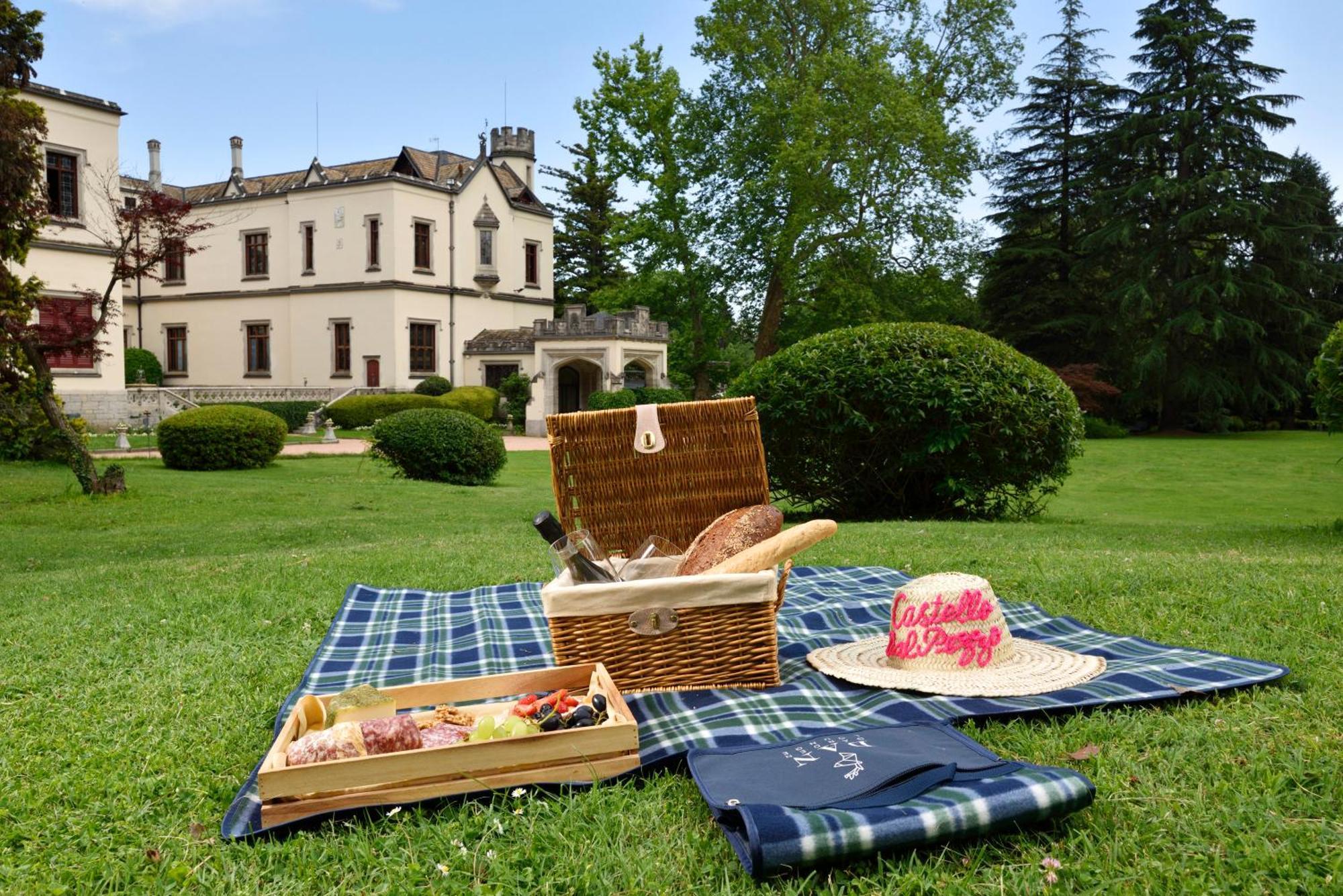 Castello Dal Pozzo Hotel Oleggio Castello Exterior foto